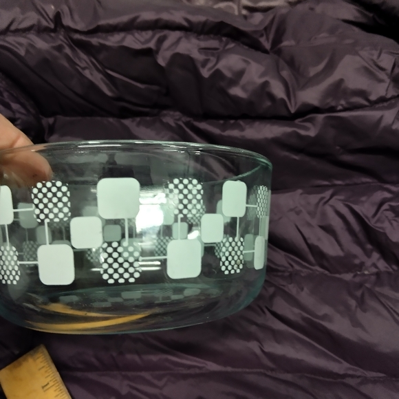 Pyrex 7201 square pattern Bowl - Picture 4 of 9